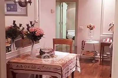 Fully Furnished 2 Bedrooms Condo at Langsuan Ville Livingroom