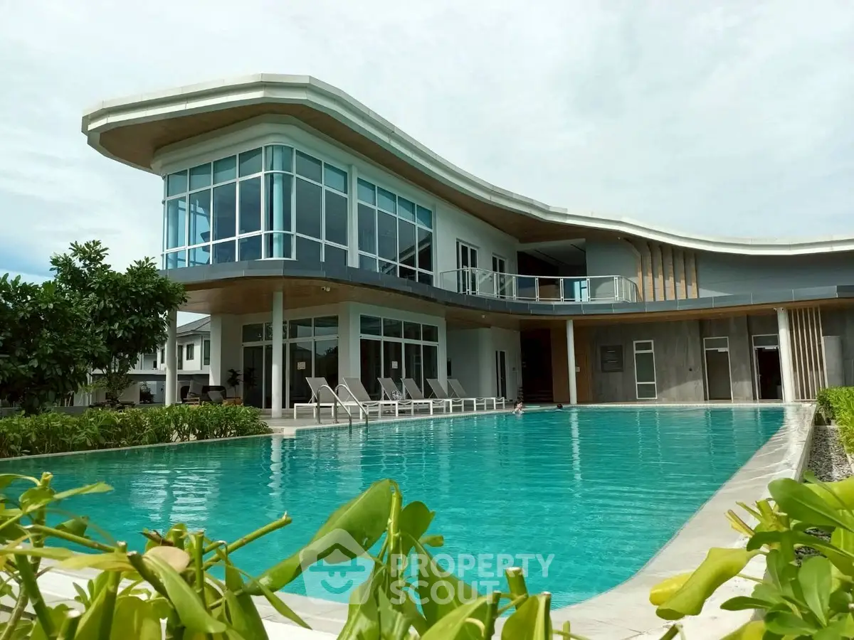 Luxurious modern villa with stunning pool and sleek architectural design.