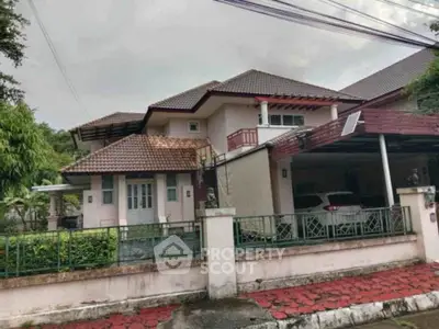 Charming suburban house with tiled roof and spacious driveway, perfect for family living.