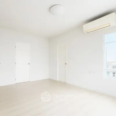 Bright minimalistic room with air conditioning and natural light, perfect for modern living.