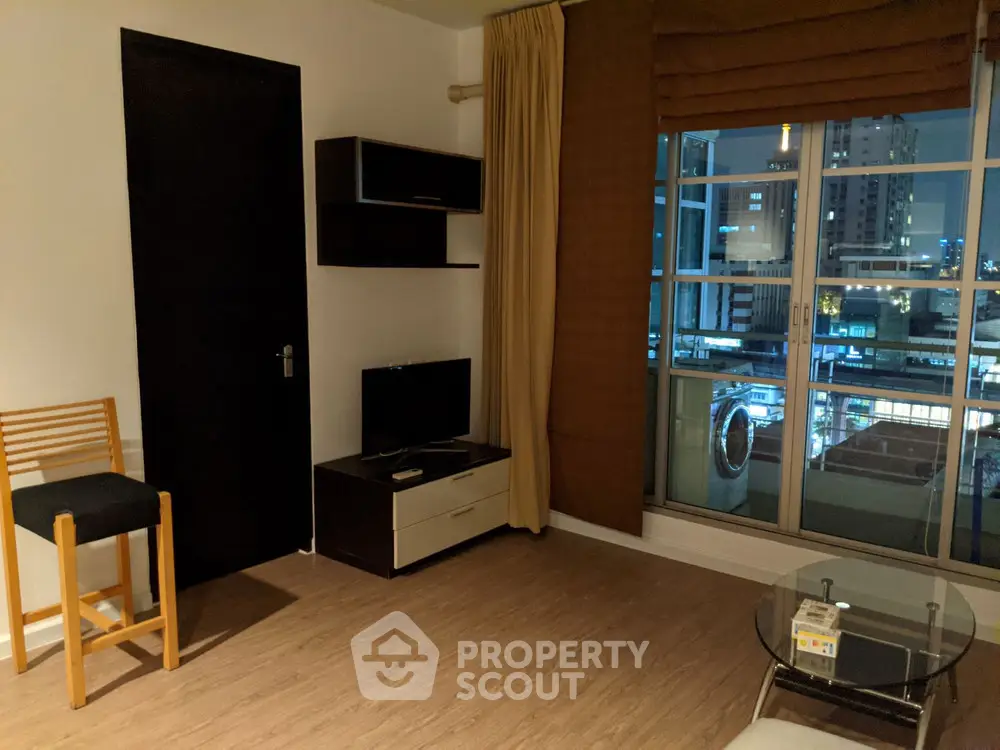  1 Bedroom Condo at Baan Klang Krung Siam Pathumwan Condominium Livingroom