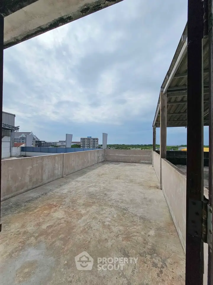 Spacious rooftop area with panoramic city views, perfect for outdoor gatherings and relaxation.