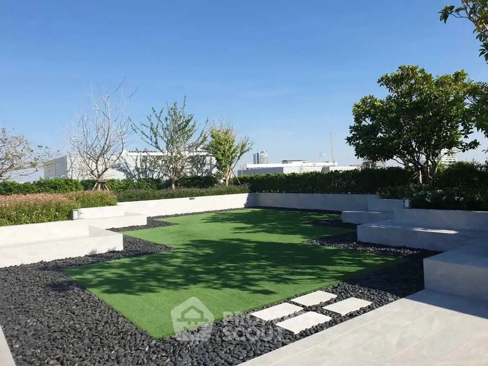 Stunning rooftop garden with lush greenery and modern design, perfect for relaxation and gatherings.