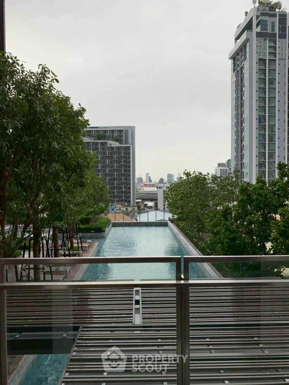 Luxurious urban apartment with stunning pool and city view