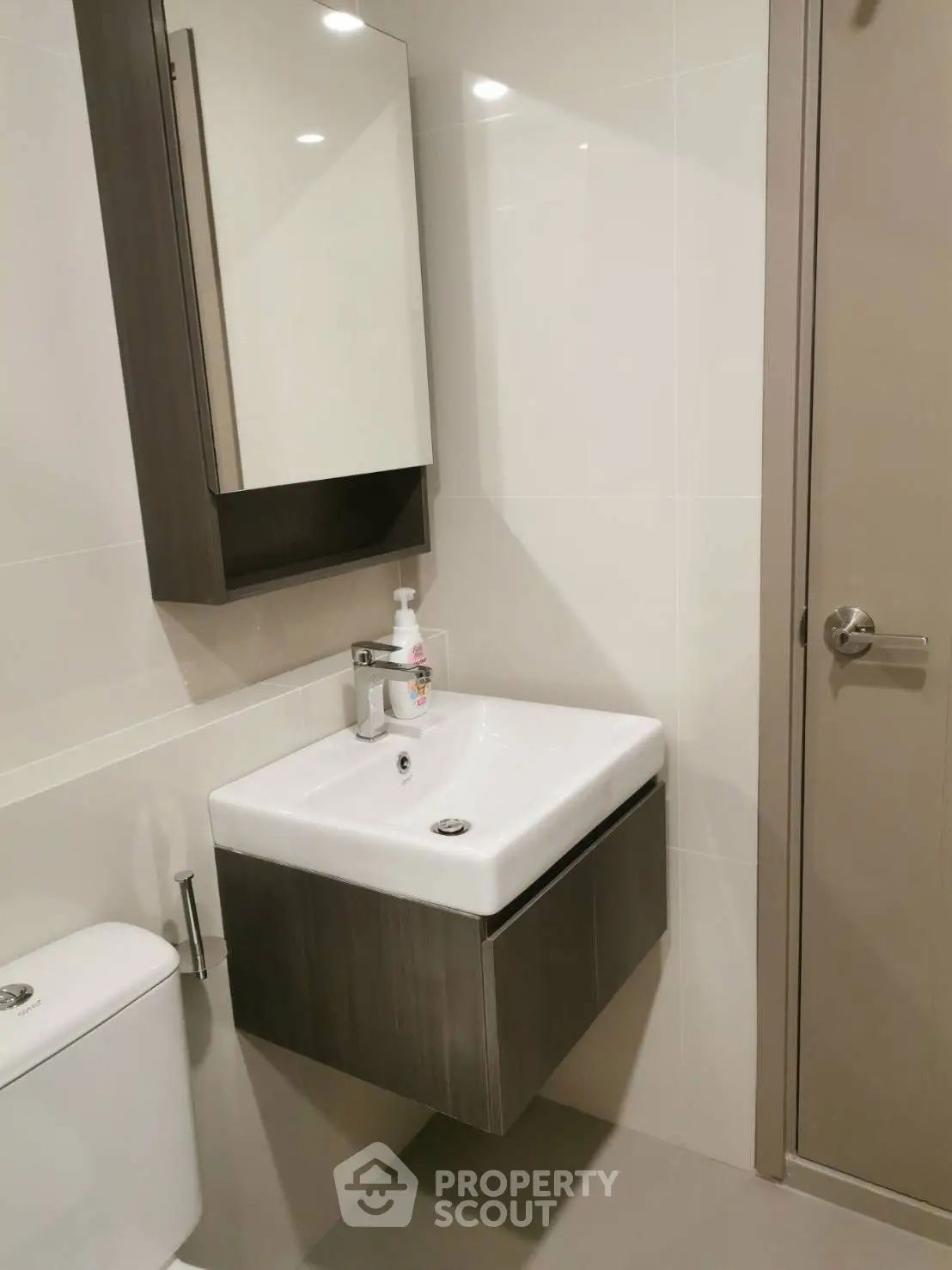 Modern bathroom with sleek sink and mirror cabinet