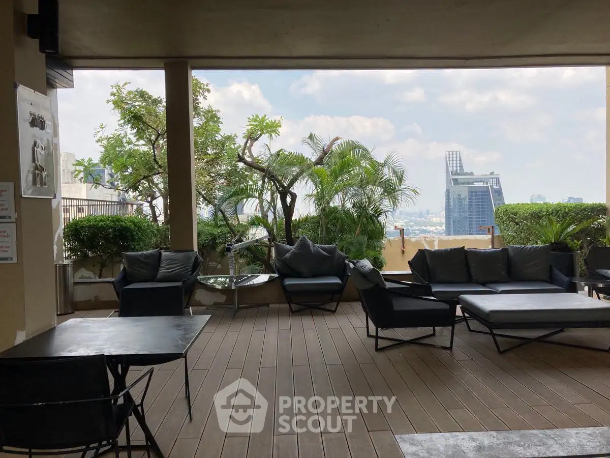 Luxurious rooftop terrace with stylish seating and stunning city views, perfect for relaxation and entertainment.