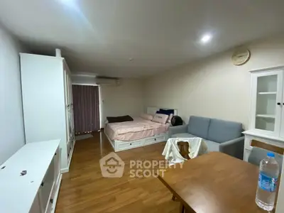 Spacious studio apartment with modern furnishings and wooden flooring, ideal for comfortable urban living.