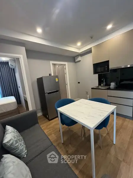 Modern open-plan kitchen and living area with sleek design and cozy ambiance.