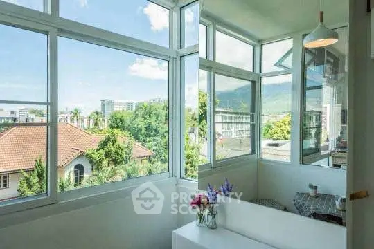 Bright corner unit with panoramic windows and stunning city view