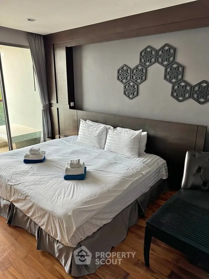 Luxurious bedroom with elegant decor and large bed, perfect for relaxation and comfort.