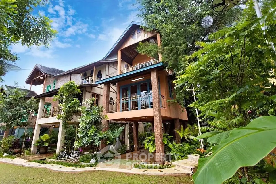 Charming rustic house with lush garden and elevated balcony, perfect for nature lovers.