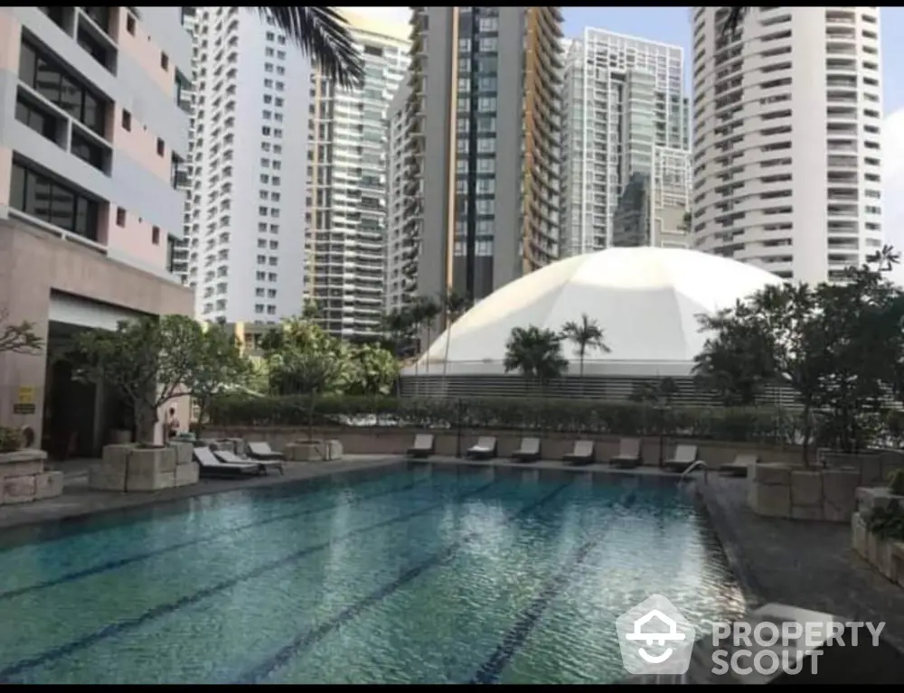 Luxurious urban swimming pool with city skyline view, perfect for relaxation and leisure in a high-rise setting.