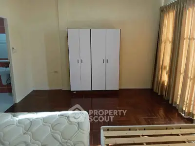 Spacious bedroom with wardrobe and natural light, ideal for cozy living.