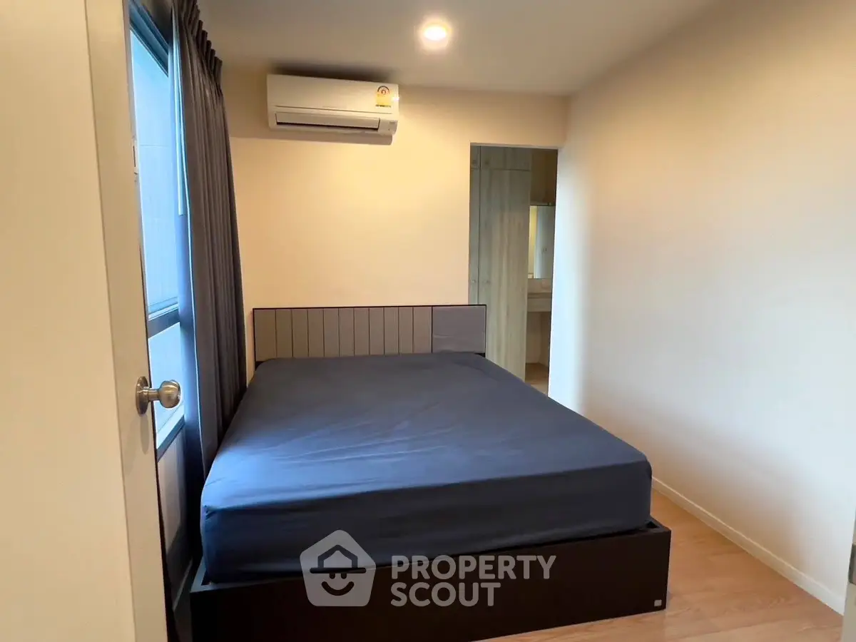 Modern bedroom with cozy bed and air conditioning, perfect for relaxation.