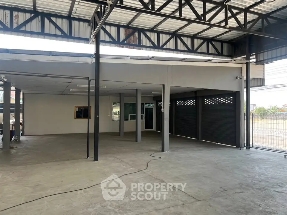 Spacious industrial-style property with open layout and high ceilings, perfect for commercial use.