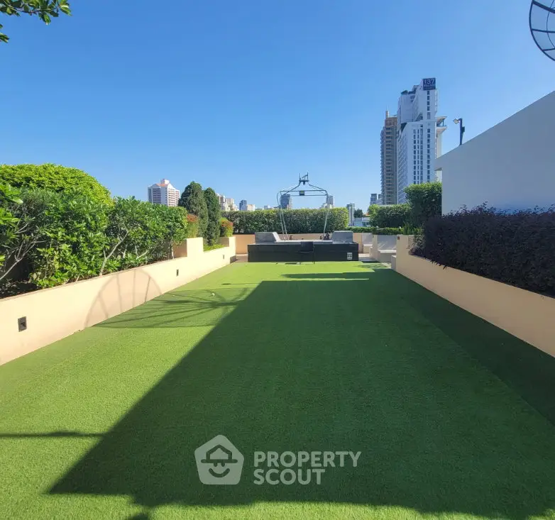 Stunning rooftop garden with lush greenery and city skyline views, perfect for relaxation and entertainment.