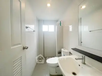 Bright and modern bathroom with sleek fixtures and natural light.