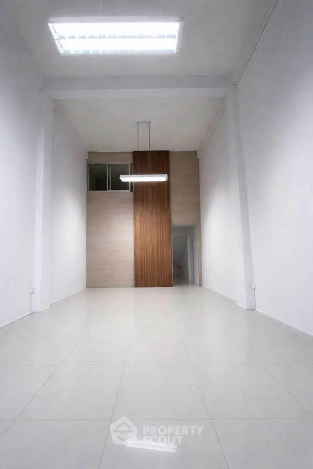 Spacious modern interior with high ceilings and minimalist design, perfect for versatile use.