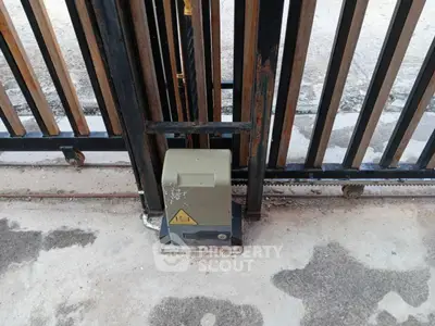 Automatic sliding gate motor for secure property entrance