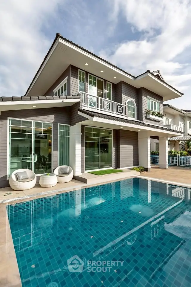 Luxurious modern house with a stunning pool and elegant exterior design, perfect for upscale living.