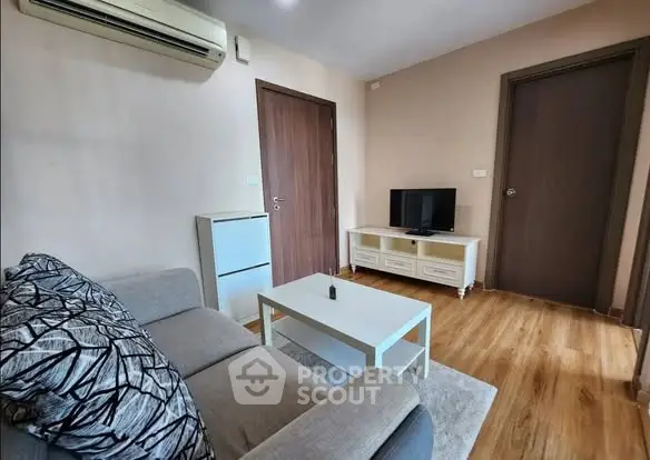 Cozy living room with modern furniture and wooden flooring