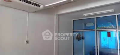 Spacious room with air conditioning and large windows for natural light.