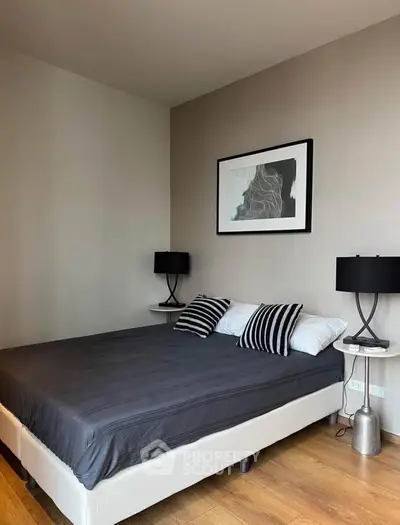 Modern bedroom with stylish decor and cozy ambiance, featuring a comfortable bed and elegant lighting.