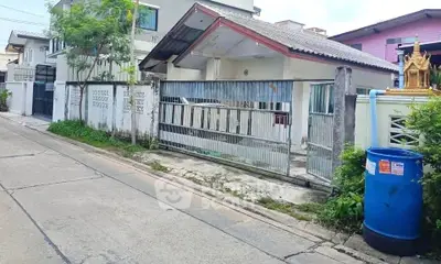 Charming suburban house with gated entrance and spacious driveway