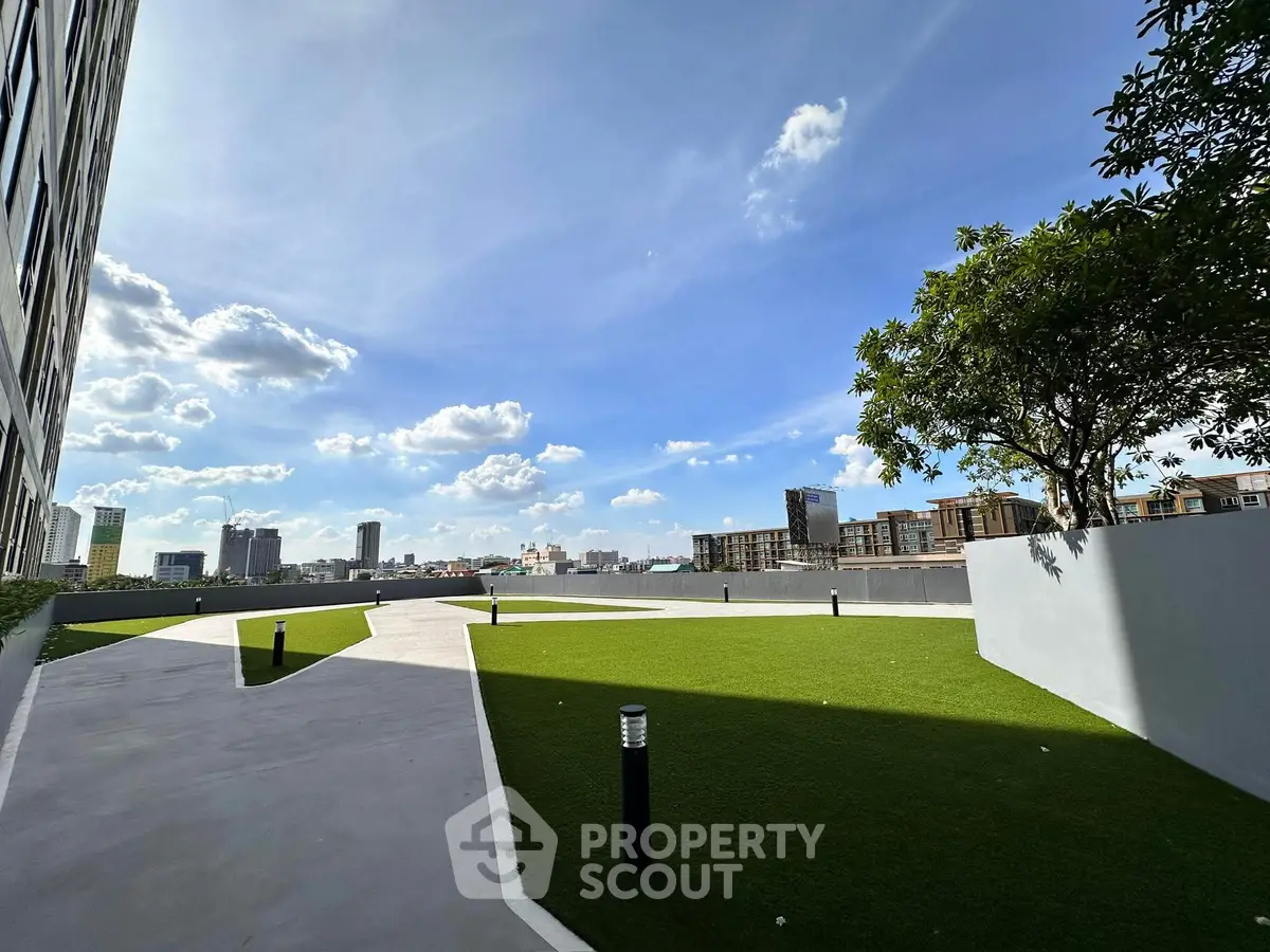 Stunning rooftop garden with panoramic city views and lush greenery, perfect for relaxation and outdoor activities.