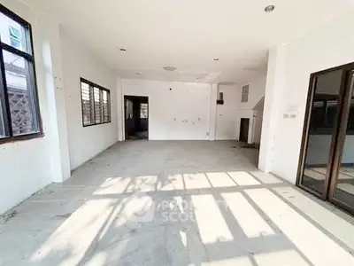 Spacious unfurnished room with large windows and ample natural light, ideal for customization.
