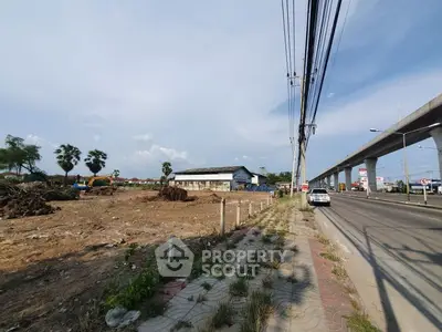 Vacant land with potential for development near main road and infrastructure.