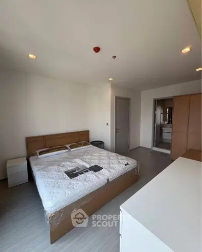 Spacious bedroom with modern furnishings and ample natural light, perfect for relaxation and comfort.