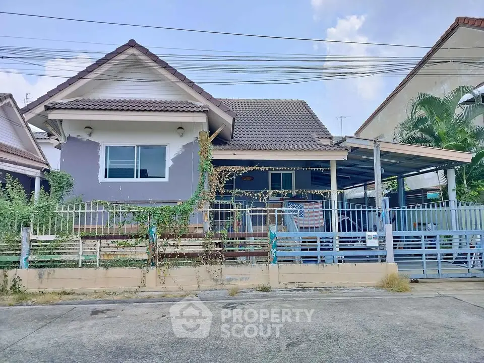Charming suburban house with a spacious driveway and lush greenery, perfect for family living.
