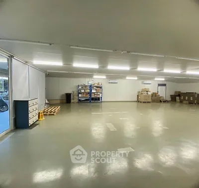 Spacious warehouse interior with ample storage space and bright lighting.