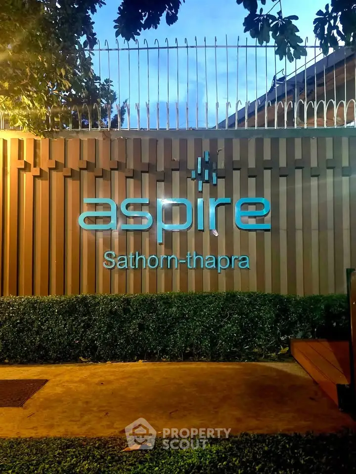Aspire Sathorn-Thapra entrance with modern design and lush greenery