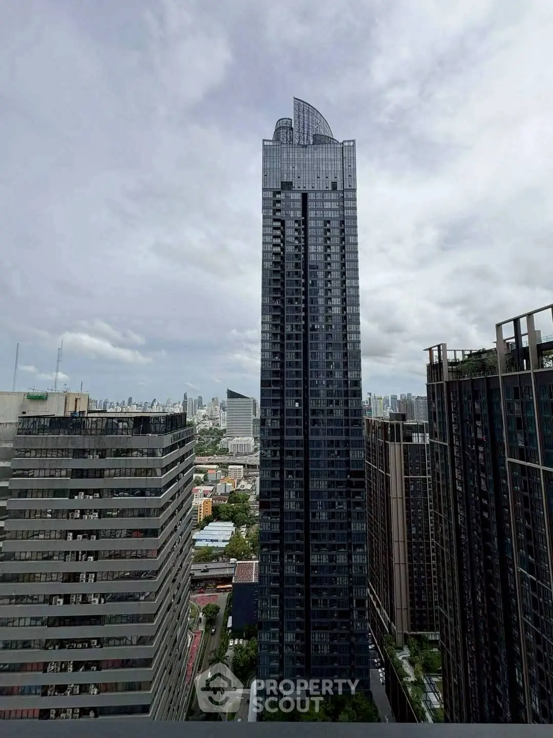 Stunning high-rise building with panoramic city views, perfect for urban living.