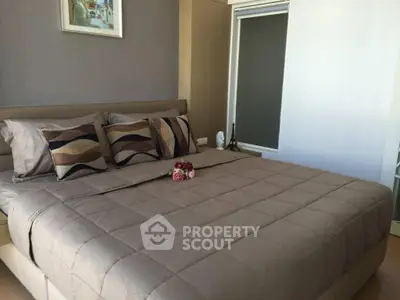 Modern bedroom with stylish decor and cozy bedding in a contemporary apartment.