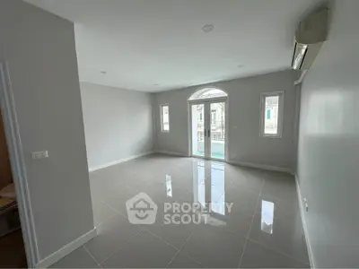 Spacious unfurnished room with large windows and air conditioning