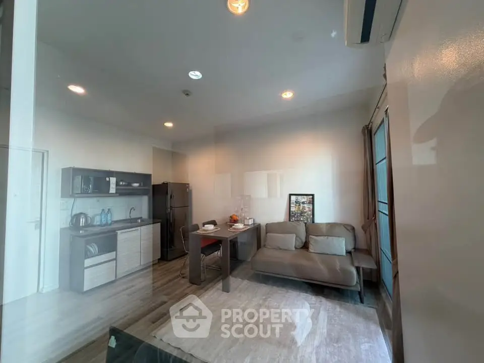 Modern living room with open kitchen and cozy seating area