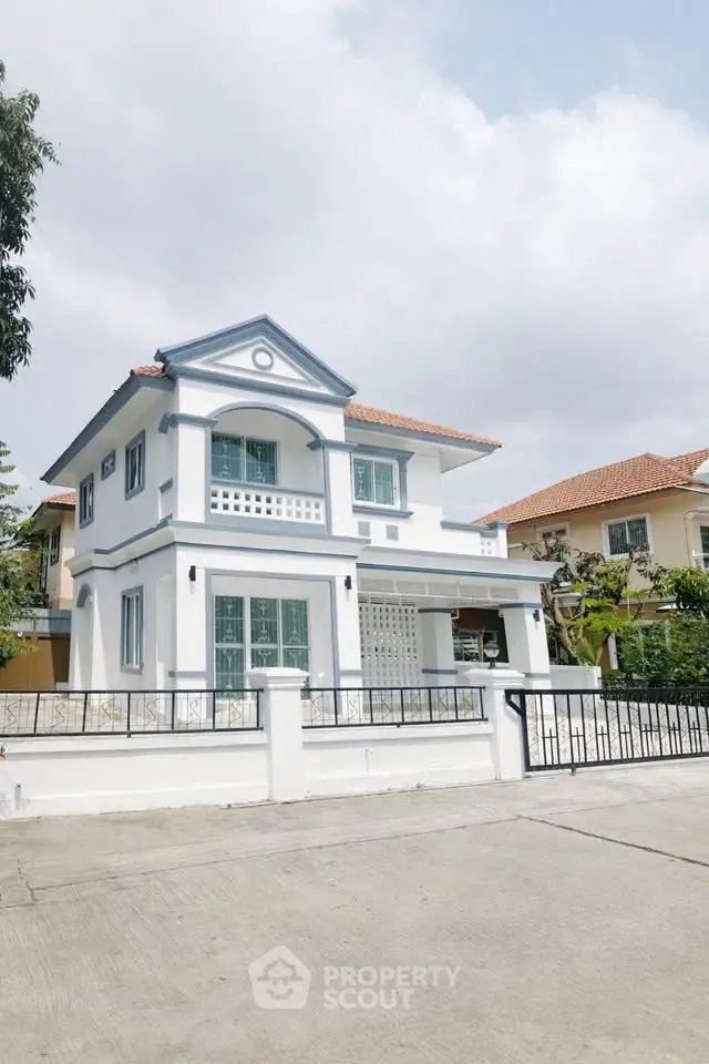 Charming two-story house with classic architecture and spacious front yard