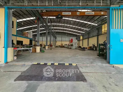 Spacious industrial warehouse with high ceilings and ample workspace, ideal for manufacturing or storage needs.