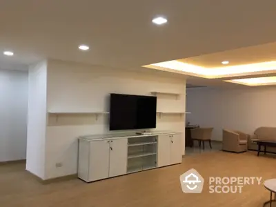  3 Bedrooms Condo at Sukhumvit 24 Home-3